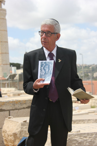 Eliezer Speaks at Mount Olives cemetery